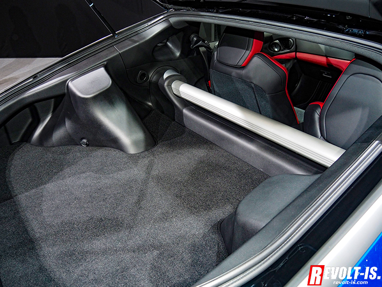 新型Z34のトランク内。 荷室スペースは狭い印象だが、スポーツカーとしては普通か。 走行会派はタイヤを載せるのは厳しいかも。