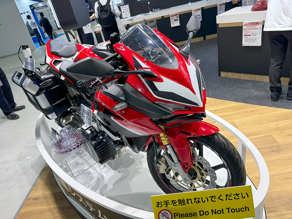 20240728_人とくるまのテクノロジー展_給電バイク_ev_充電_cbr250rr_tpr