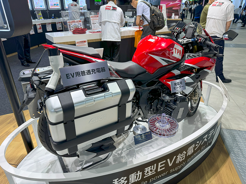 20240728_人とくるまのテクノロジー展_給電バイク_ev_充電_cbr250rr_tpr_01